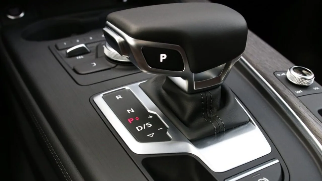 Palanca de cambios automática en el interior de un vehículo